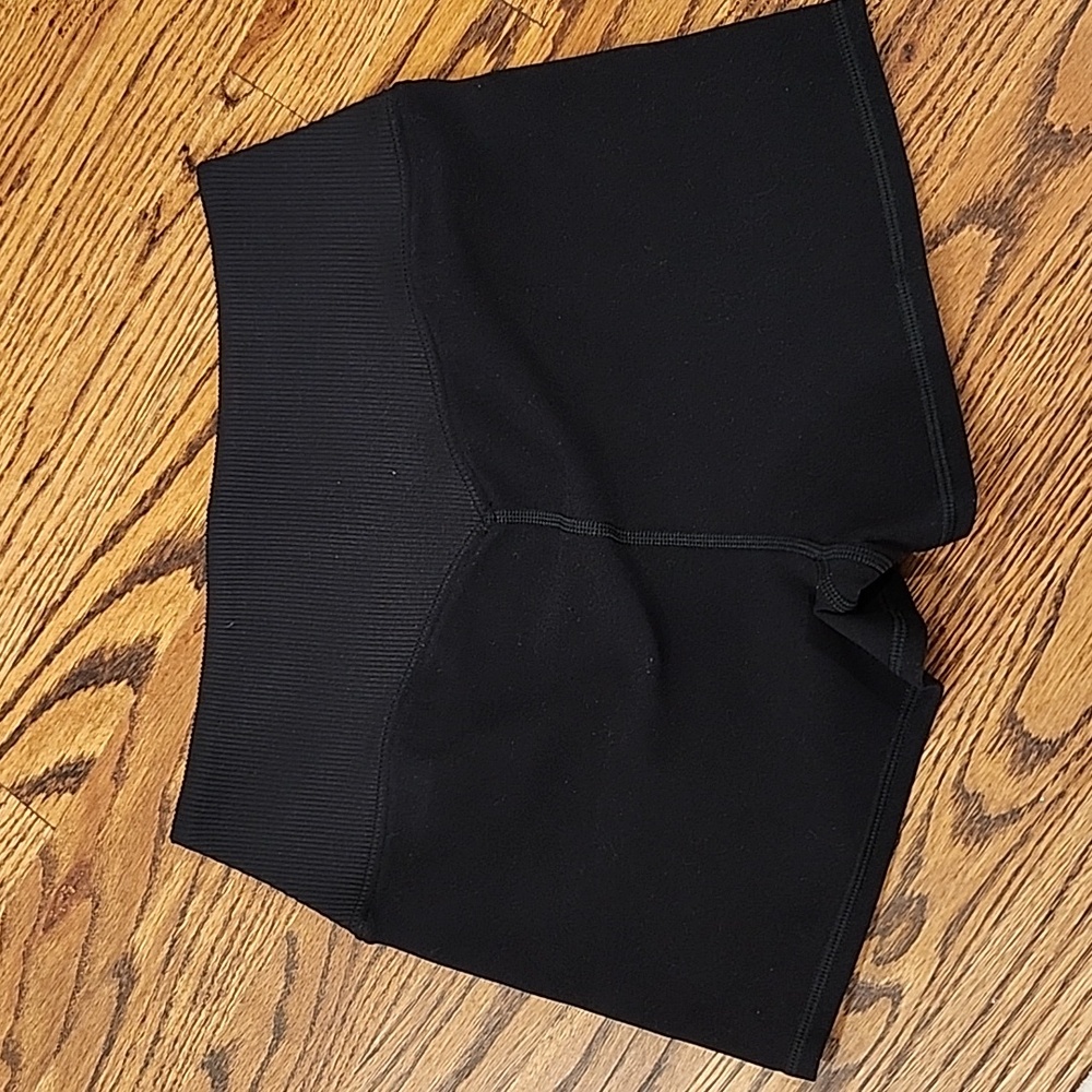 ALO Yoga Black Activewear 3" Shorts - Picture 2 of 4